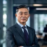 第一会所联合创始人林致远，西装革履专业形象，背景为现代化办公室环境，气质沉稳